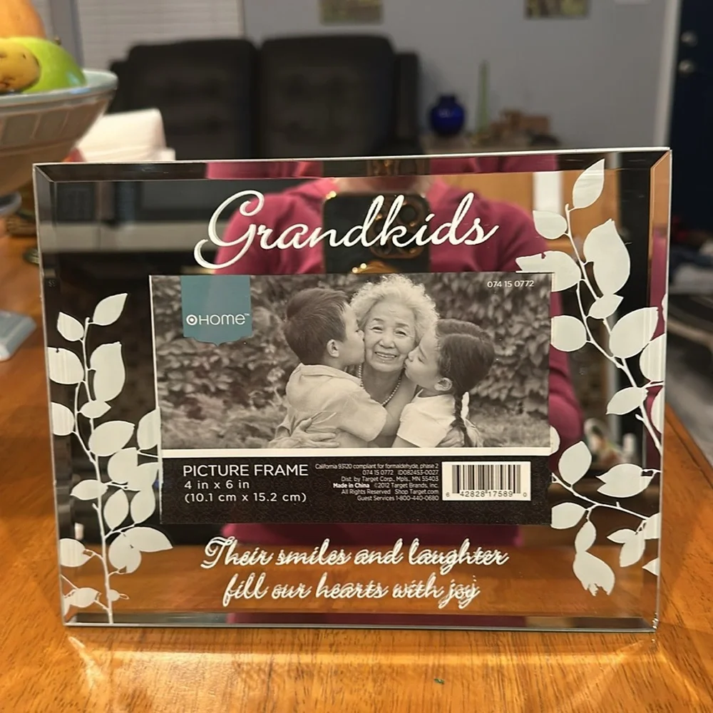Picture frame, mirrored. “Grandkids”. 4x6 NWT never been used.